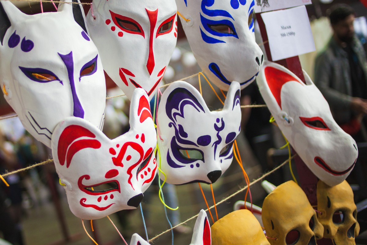 Sankt petersburg, russland - 27. april 2019: japanisches masken souvenir