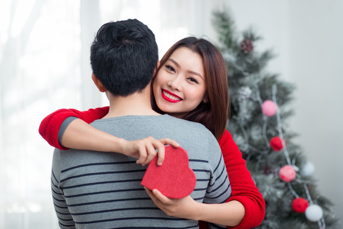 Couple asiatique de Noël