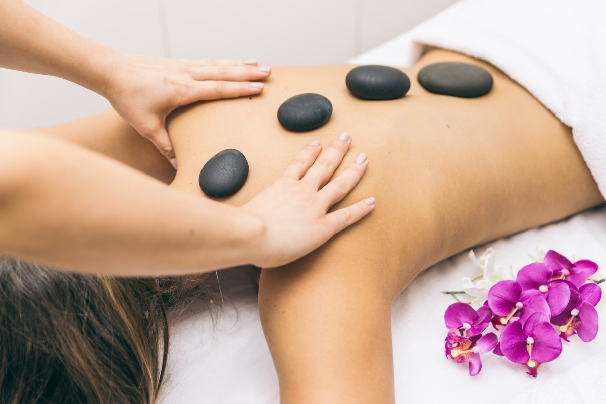 Mujer haciendo masajes en un salón de belleza.