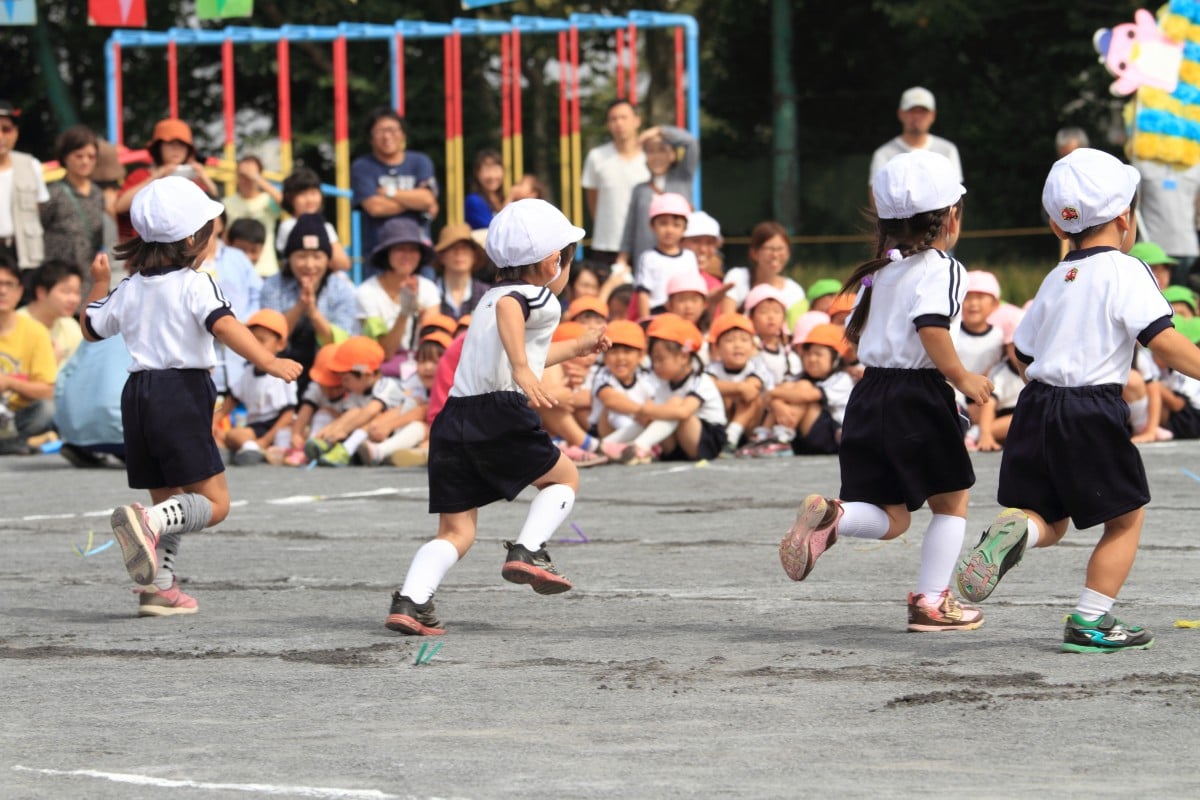 Festival esportivo em escola fundamental do japão