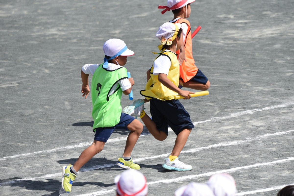 Festival esportivo em escola fundamental do japão