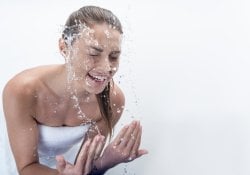 wanita mencuci muka