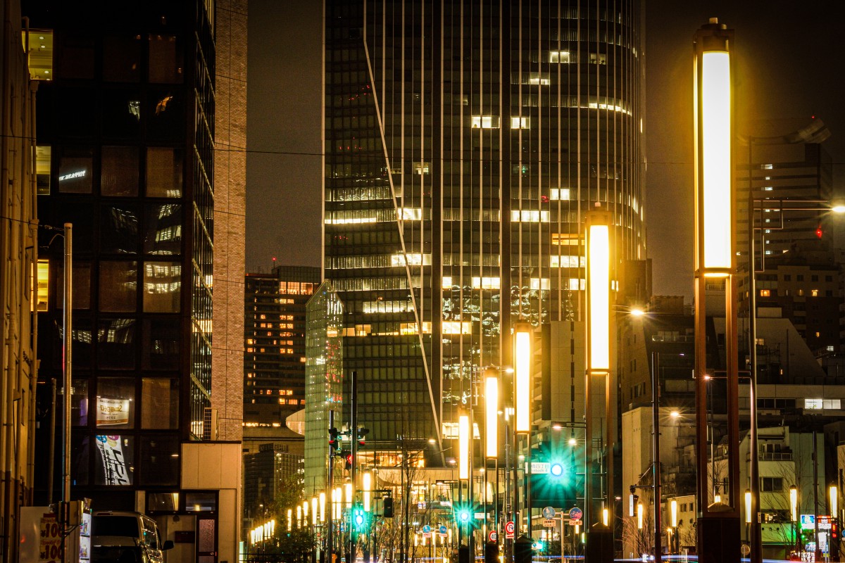 Vista nocturna de las colinas de Toranomon vista desde el callejón trasero