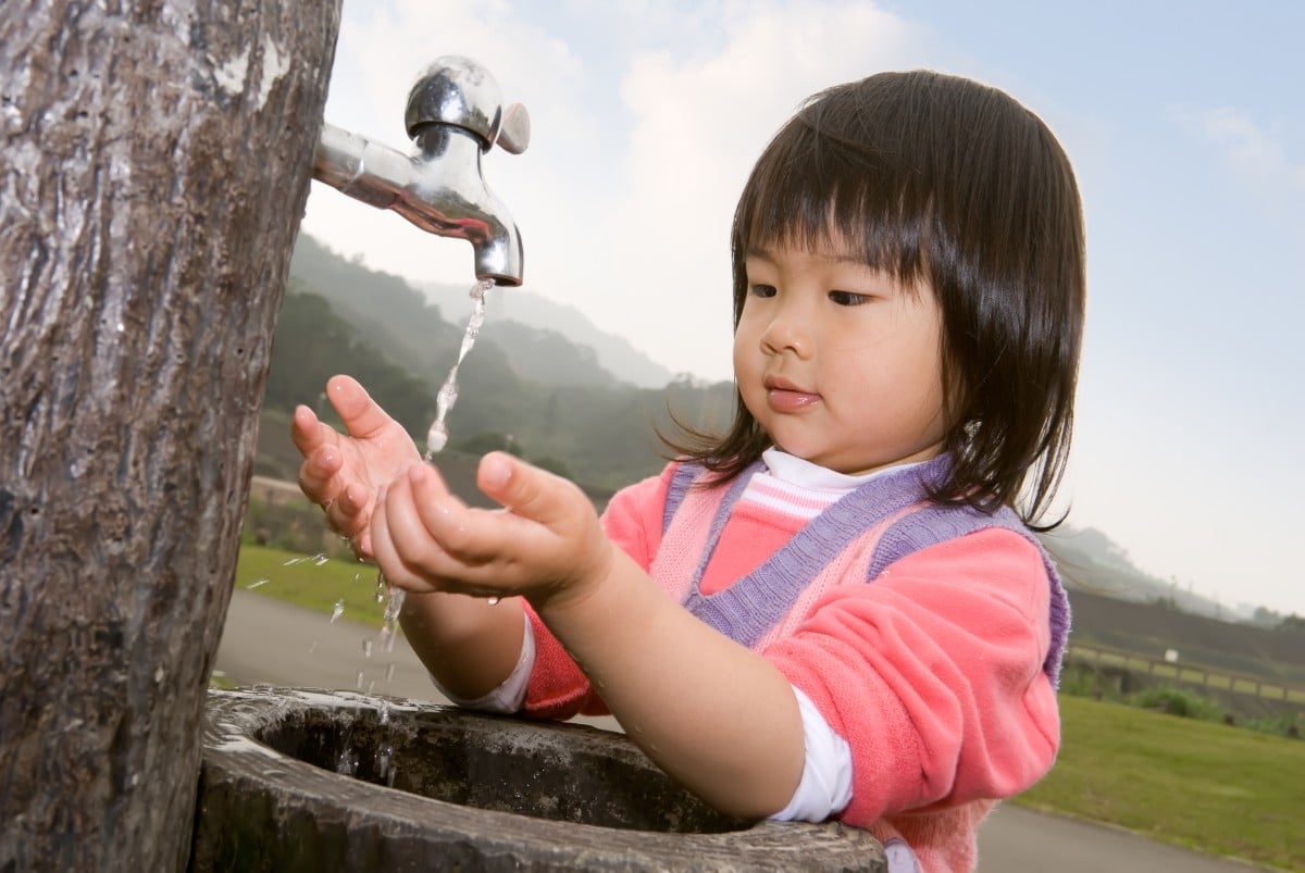 طفل يغسل اليد