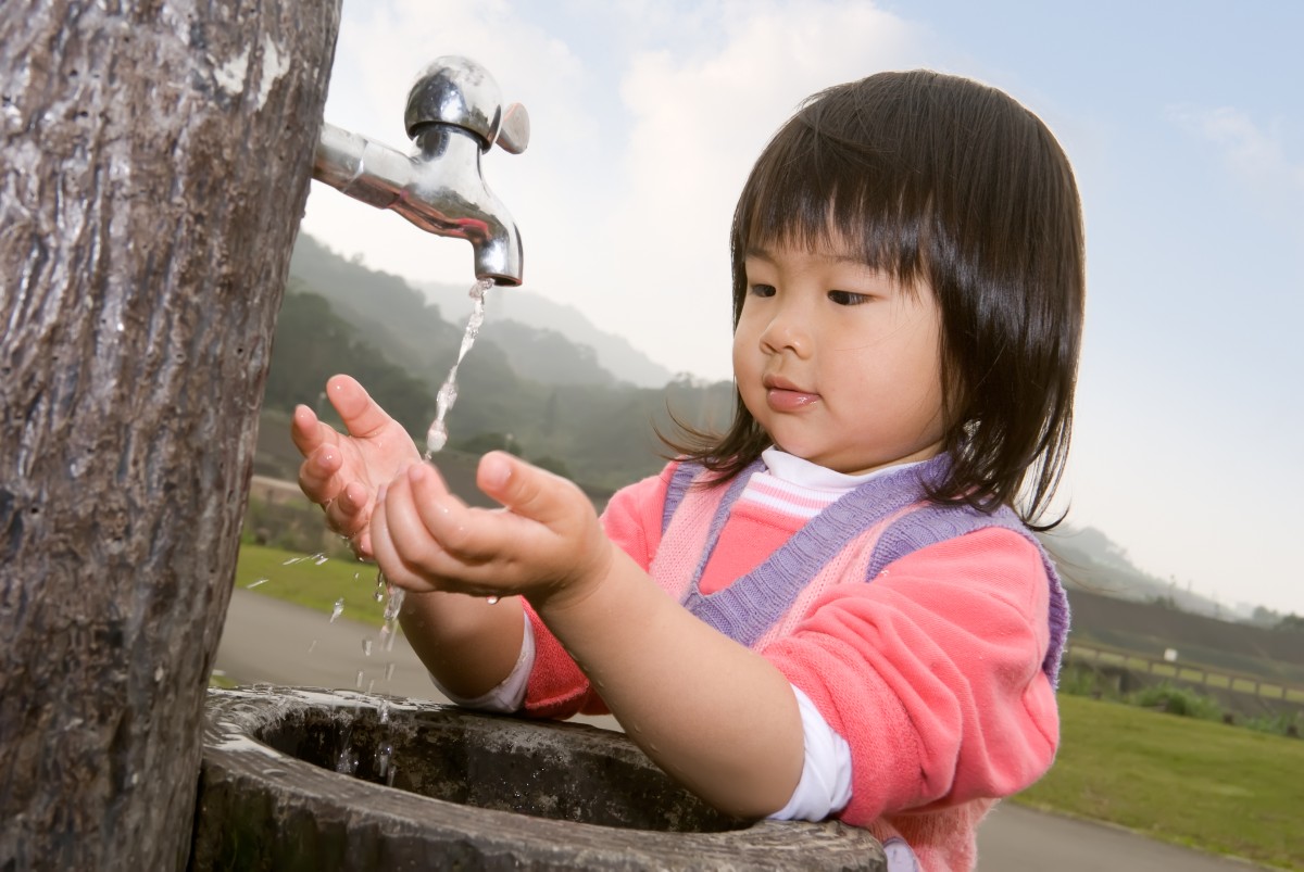 bébé se laver les mains