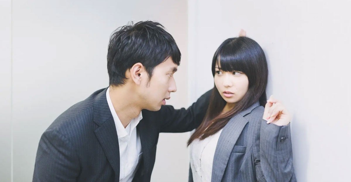 Kabedon - Is cornering someone against the wall romantic?
