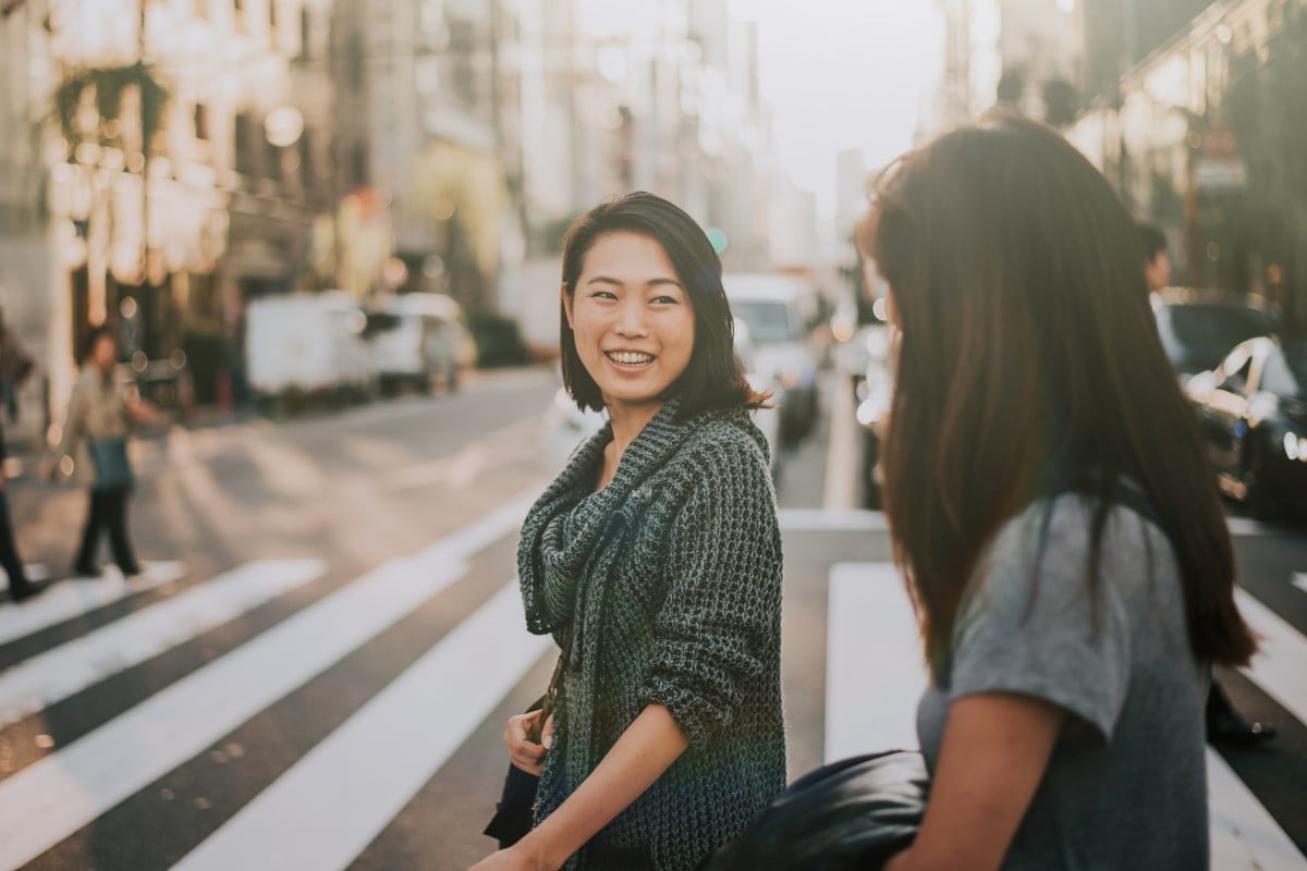 Due donne giapponesi in giro a Tokyo durante il giorno. Fare acquisti