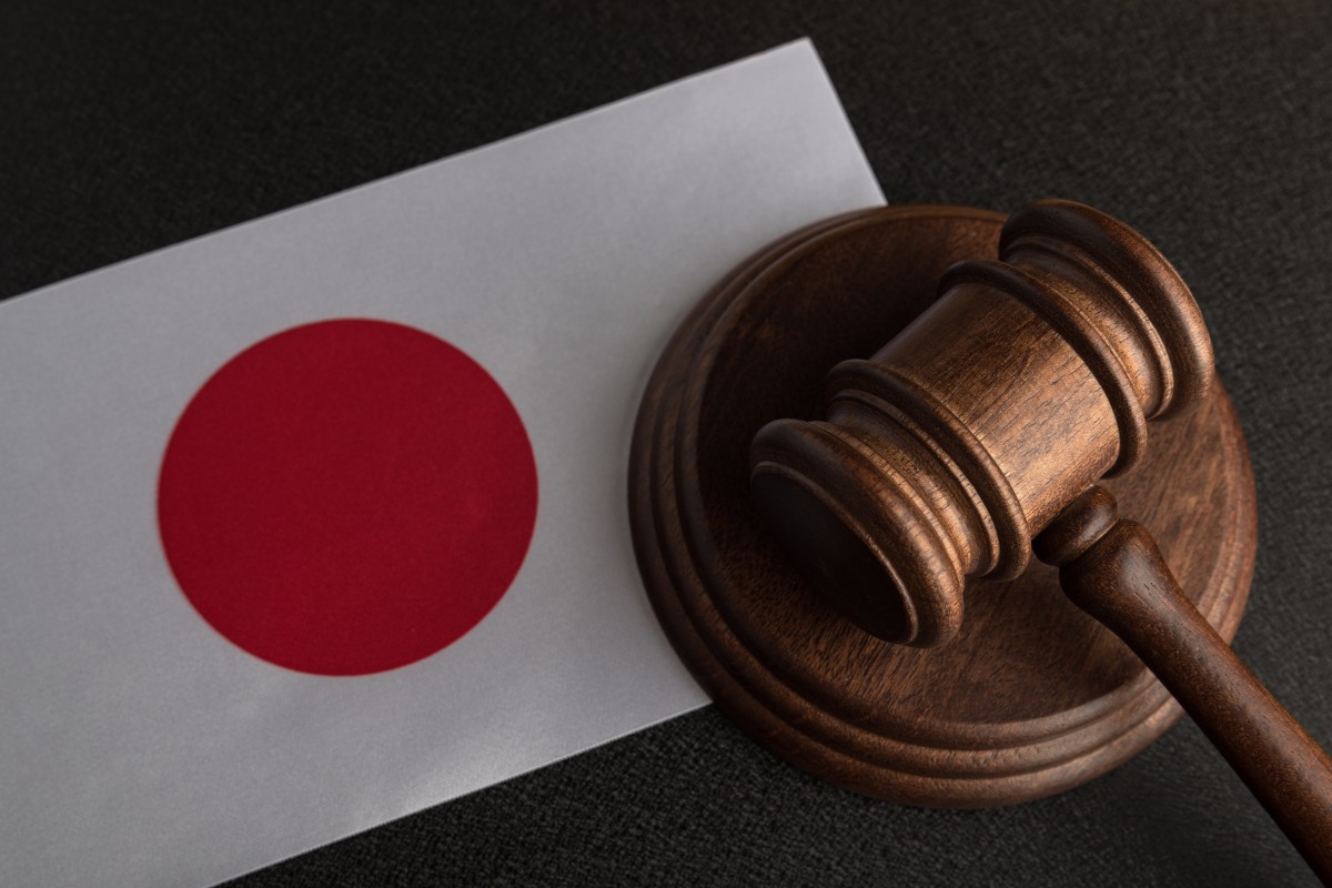 Giudice martelletto di legno e bandiera del Giappone. Diritto e giustizia. Concetto di legalità.