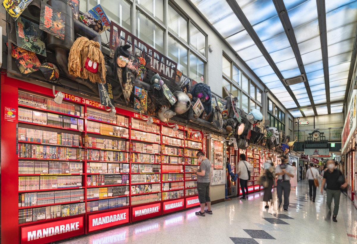 Tóquio, Japão - 06 de agosto de 2022: prateleiras cheias de livros de quadrinhos usados à venda no corredor do shopping Nakano Broadway, famoso por suas muitas lojas da Mandarake especializadas em mangá e anime