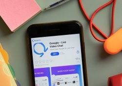 미국 뉴욕 - 2020년 9월 27일: 전화 화면에 Omegle Live Video Chat 모바일 앱 로고가 닫힙니다.
