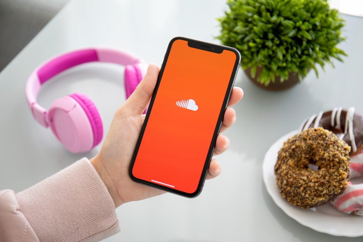 Alushta รัสเซีย 28 กันยายน 2018 ผู้หญิงถือ iphone x กับบริการเพลง soundcloud บนหน้าจอ Iphone 10 ถูกสร้างและพัฒนาโดย apple inc.