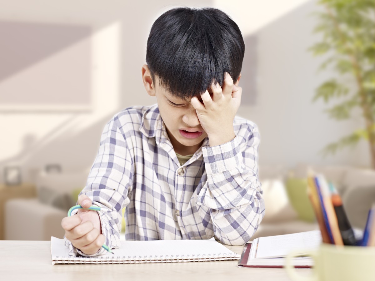 niño asiático estudiando