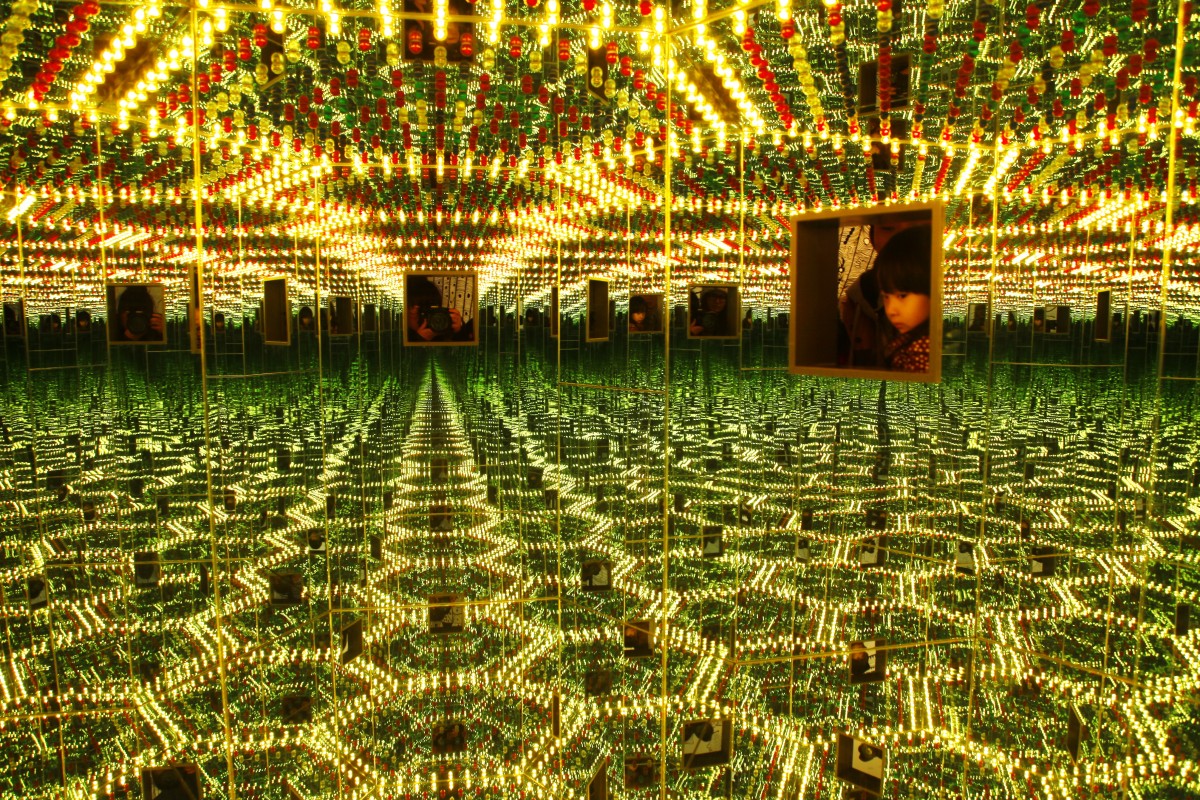 Vue des oeuvres d'art de l'artiste japonaise yayoi kusama lors de son exposition tournée en asie à shanghai, chine, 16 décembre 2013.