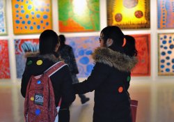 I visitatori vedono le opere d'arte dell'artista giapponese yayoi kusama durante la sua mostra di tour in asia a shanghai, cina, 20 gennaio 2014.