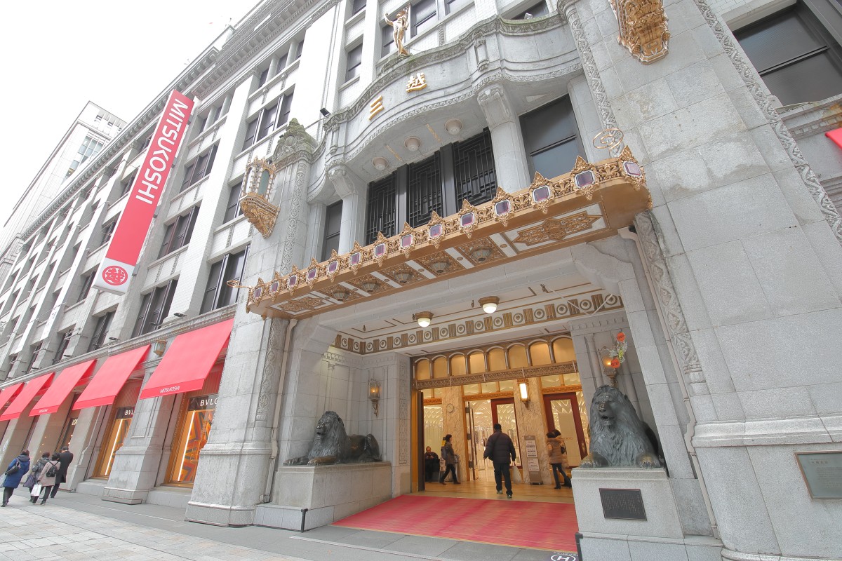 Tokyo jepang - 11 desember 2018: orang tak dikenal mengunjungi department store nihonbashi mitsukoshi di tokyo jepang.