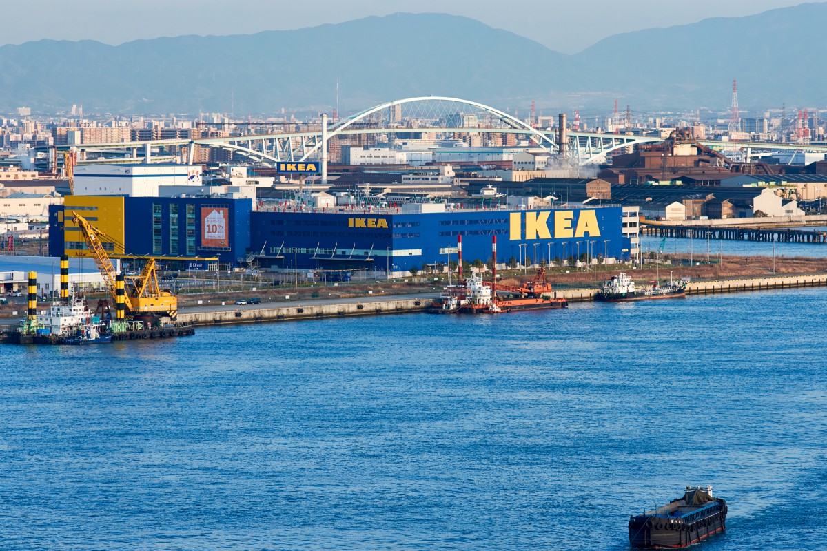 أوساكا / اليابان - 23 مارس 2018: متجر IKEA Tsuruhama الضخم في ميناء أوساكا ، أوساكا ، اليابان