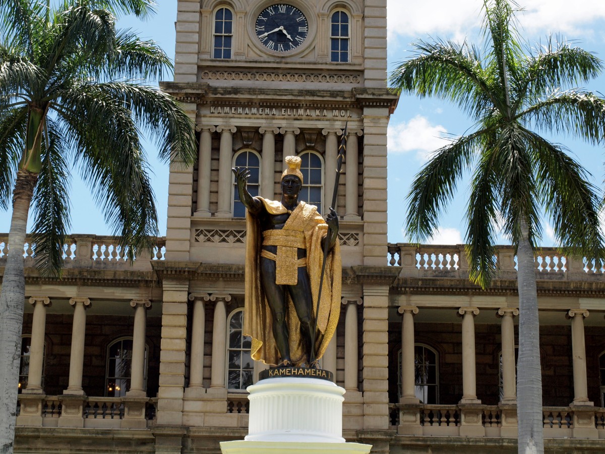 하와이 호놀룰루 시내에 있는 카메하메하 왕의 동상. 동상은 하와이 호놀룰루에 눈에 띄게 서 있습니다. 이 동상은 1878년 Walter m. 당시 하와이 정부의 일원이었던 Gibson은