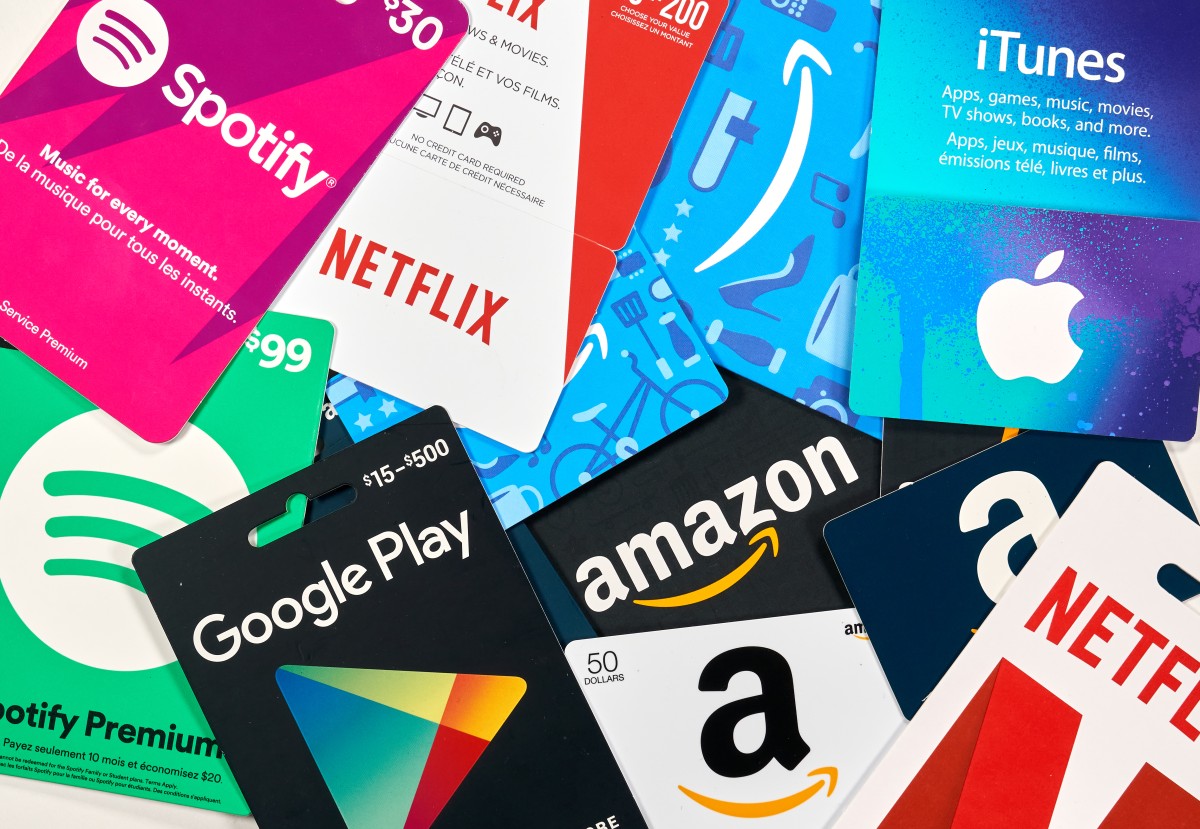 مونتريال ، كندا - 6 أبريل 2020: بطاقات هدايا مختلفة من العديد من العلامات التجارية مثل أمازون ، نتفليكس ، إكس بوكس ، جوجل بلاي ، بست باي ، سبوتيفي. بطاقة الهدايا هي بطاقة مسبقة الدفع تستخدمها لدفع ثمن المشتريات