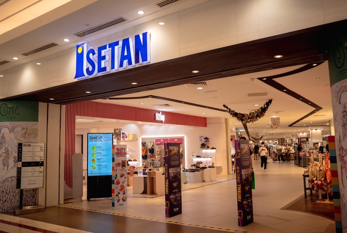 Kuala lumpur, malaysia - december 04, 2022: isetan brand retail shop logo signboard on the storefront in the shopping mall.