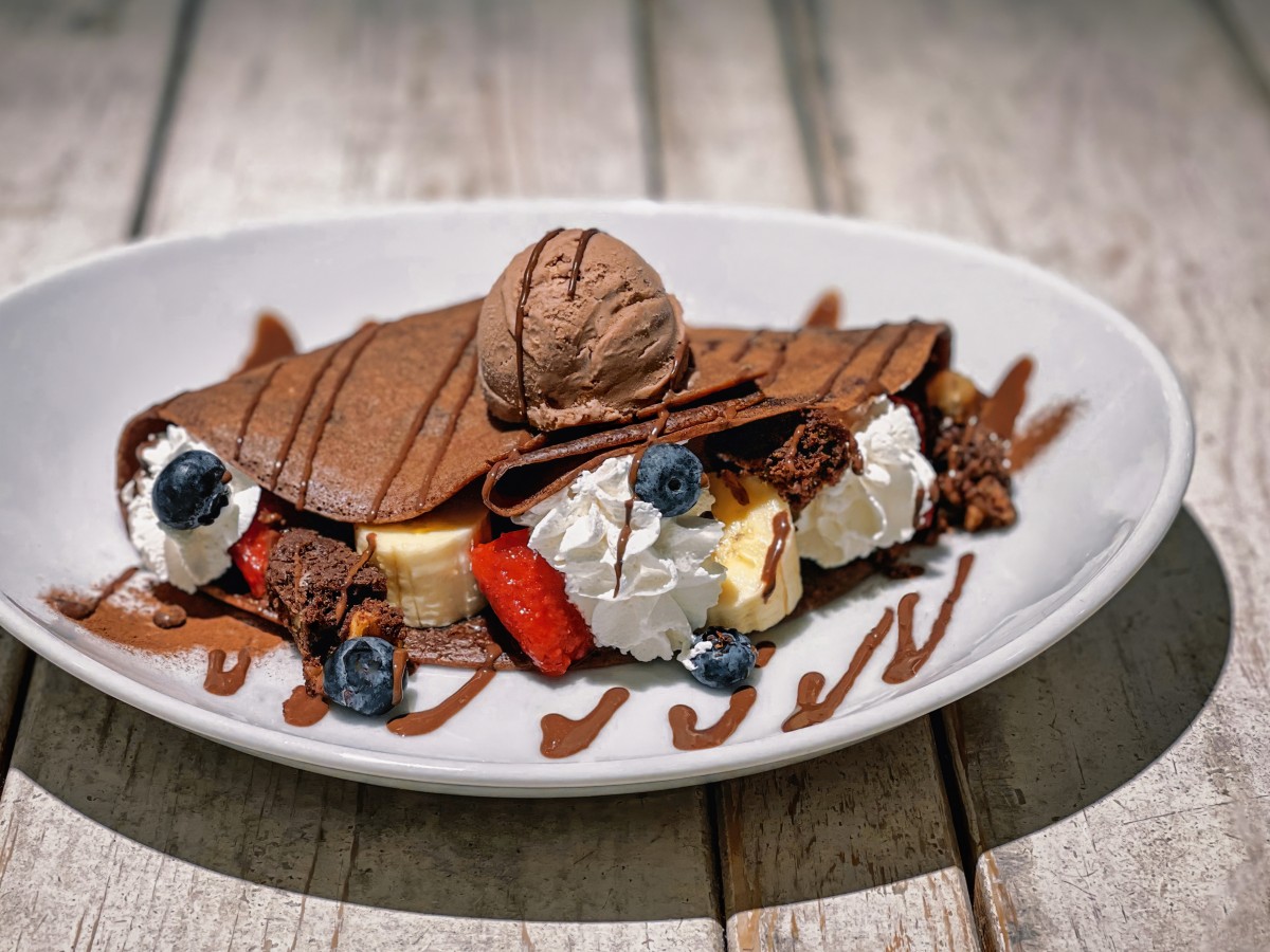 Vegan chocolate pancake dengan es krim, pisang, buah beri, dan krim, ain soph soar, higashi-ikebukuro, kota toshima, tokyo, jepang.