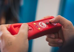 Primer plano de un mini controlador rojo de Nintendo Wii