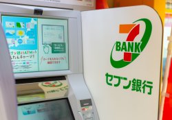 Seven bank, japanese bank by seven & i holdings atms money service dipasang di toko 7-eleven di jepang, osaka, 18 januari 2019.