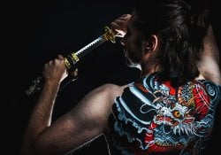 Yakuza con tatuaje de dragón en la espalda