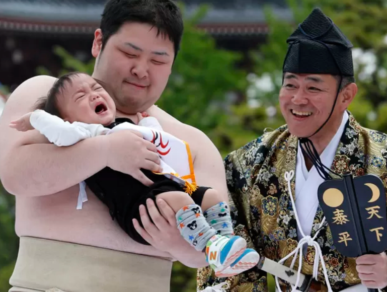 Il Giappone tiene di nuovo il campionato del pianto dei bambini