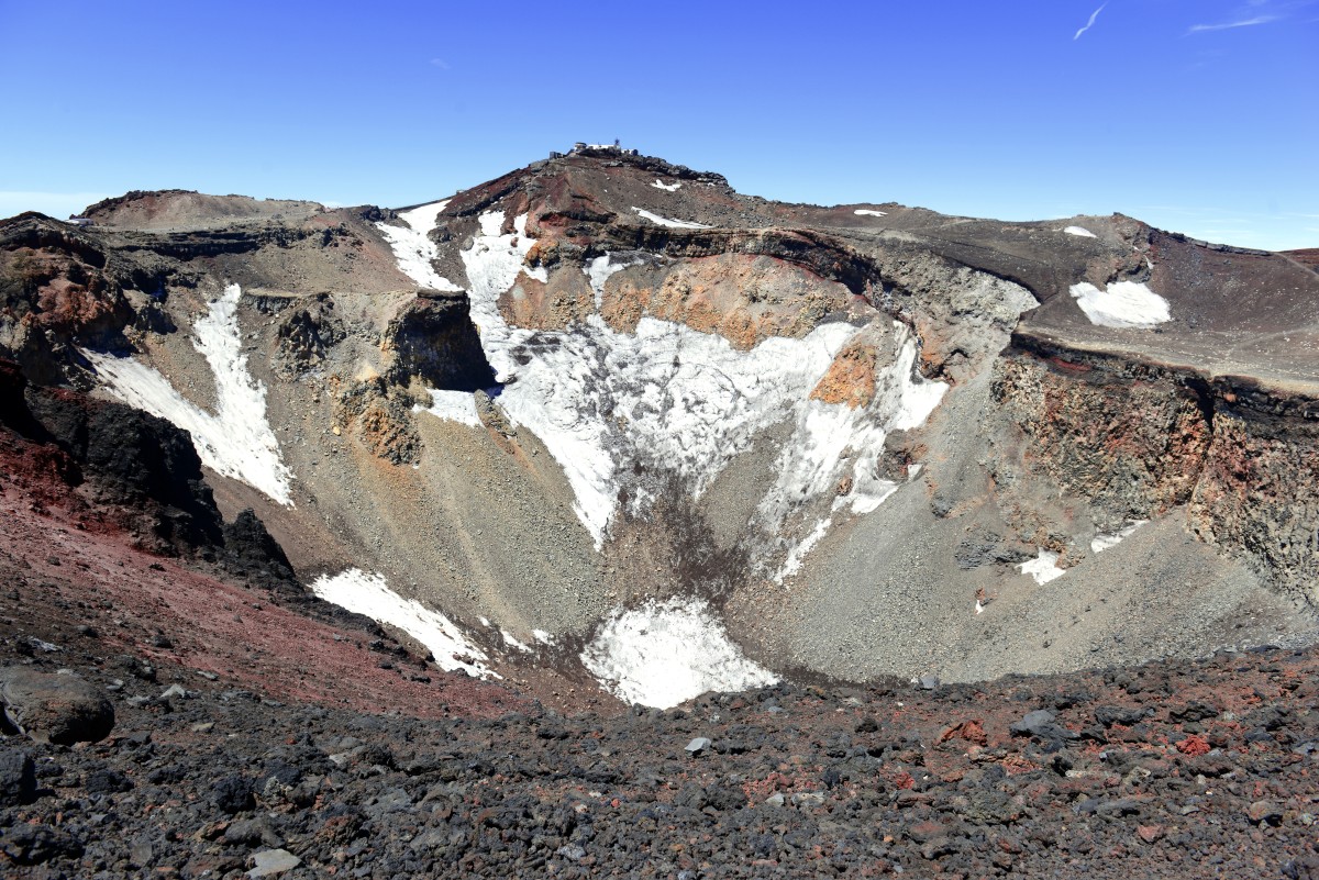 Terreno na rota de escalada no monte Fuji, um vulcão simétrico e pico mais alto do Japão, que é uma das montanhas mais populares do mundo para escalar