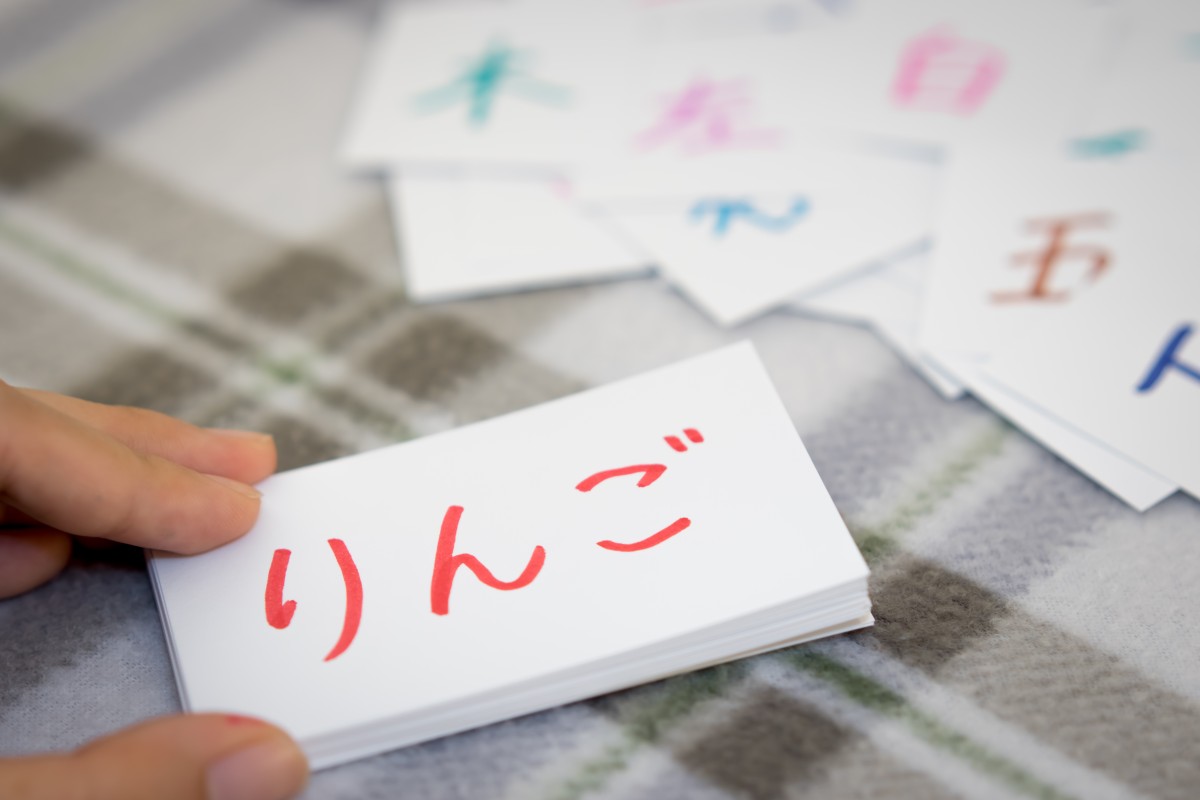 Giapponese; imparare la nuova parola con le carte dell'alfabeto; scrivere