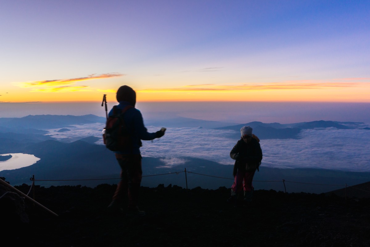 Wanderer versammeln sich bei Sonnenaufgang auf dem Berg. Fuji-Gipfel.