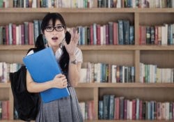 Schockierte Studentin in der Bibliothek