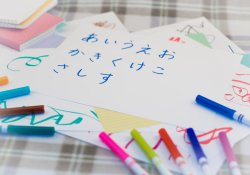 Japonés; Niños escribiendo caracteres del alfabeto japonés para practicar