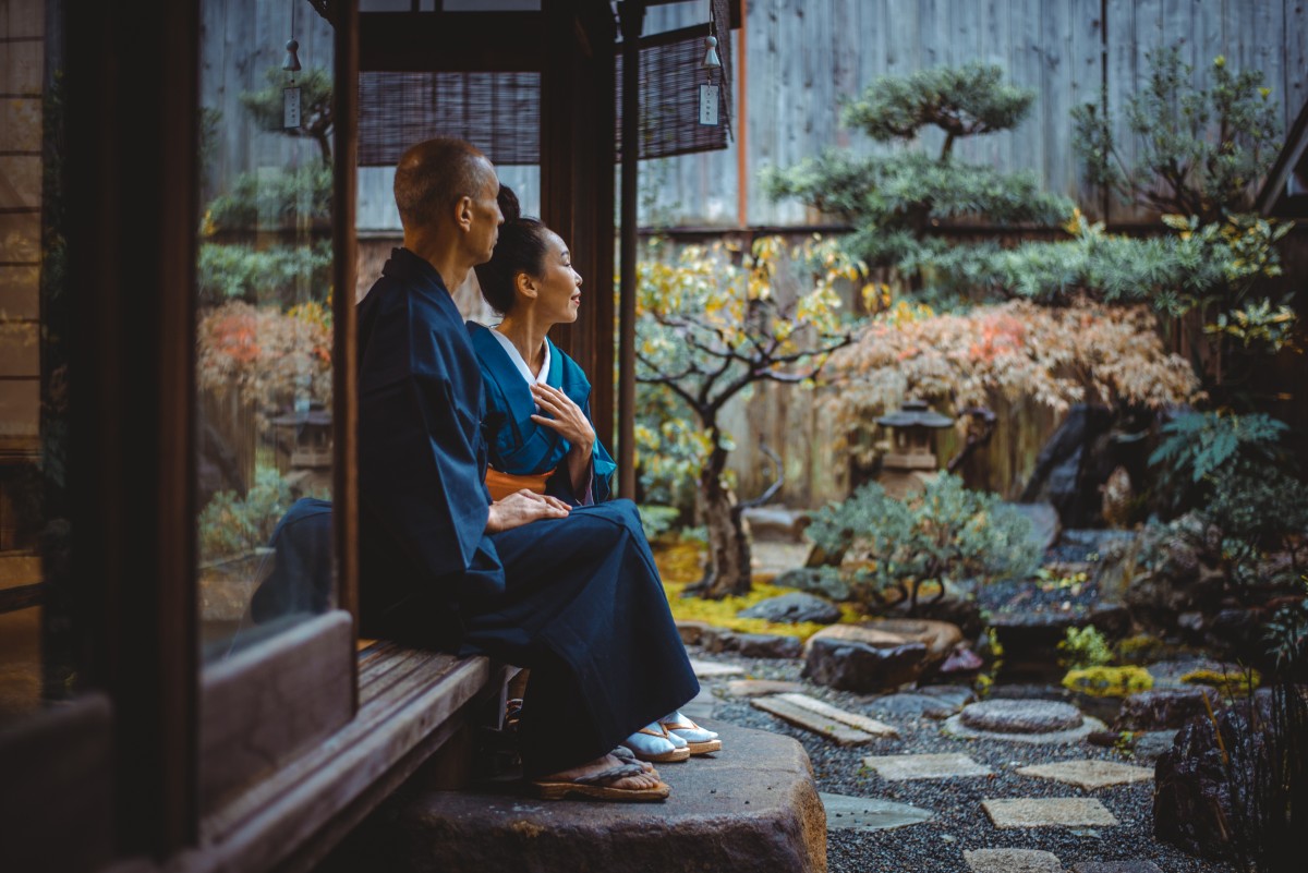 لحظات أسلوب حياة الزوجين الكبار في منزل ياباني تقليدي