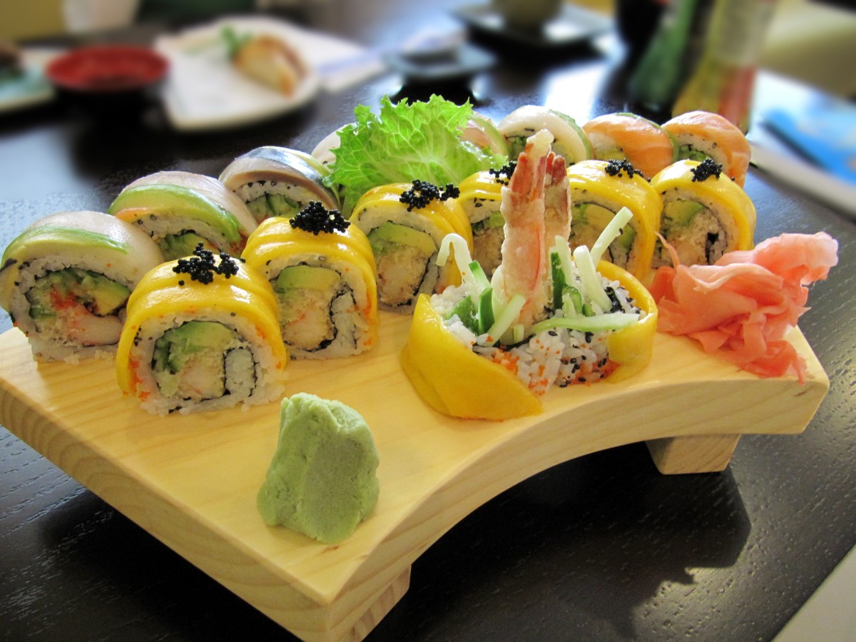 Gulungan sushi maki pelangi