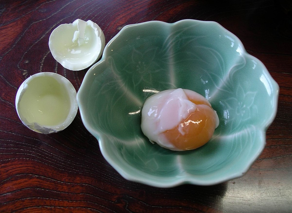 Onsen tamago telur mata sapi yang direbus secara tradisional di air panas di Jepang