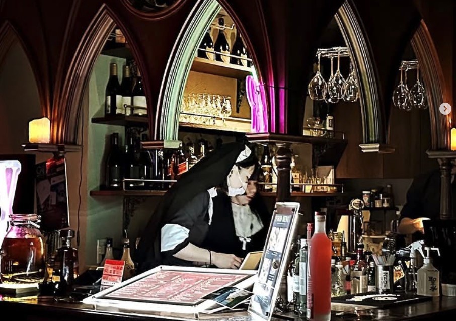 The church bar - a boate igreja do japão