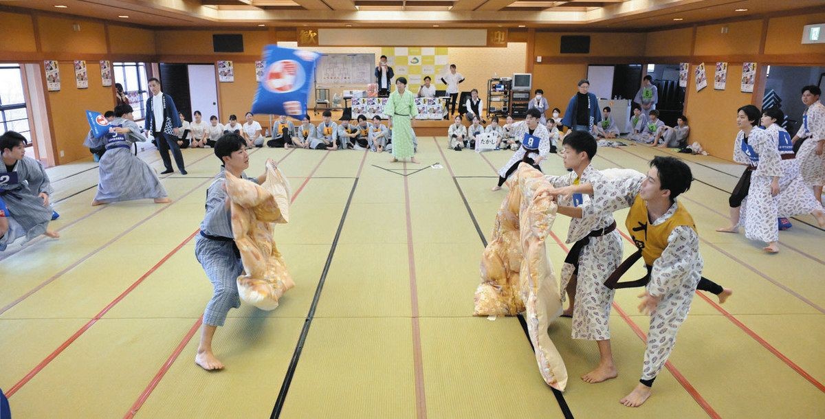 Makura nage - campeonato de guerra de travesseiro no japão