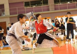 Makura nage - campeonato de guerra de travesseiro no japão