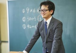 Quanto ganha um professor no japão?  